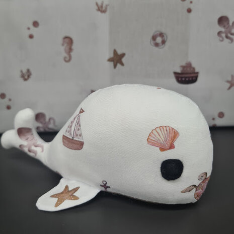 maritieme katoenen walvis knuffel met bruine stipjes Poppy @kickenstoffen