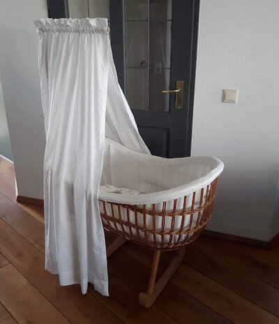 BEEBS wiegbekleding nopje voile off white met off white wafel schommelwieg gemaakt door @toffetutte