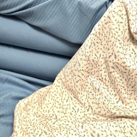BEEBS pointelle - rib SOFT tricot mini jeans licht blauw met bosbessen rib tricot @kickenstoffen