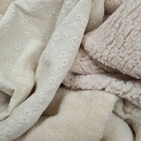 BEEBS natural wellness teddy, fluffie teddy en broderie hydrofiel @kickenstoffen