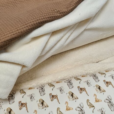 BEEBS beige dieren tricot met katoenen teddy en bamboekatoen fleece ecru en cacao wafel @kickenstoffen.nl