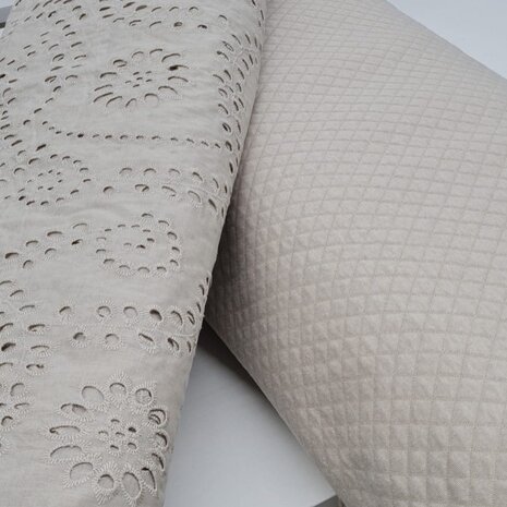 beige broderie paisley en bloem met gevoerde tricot @kickenstoffen