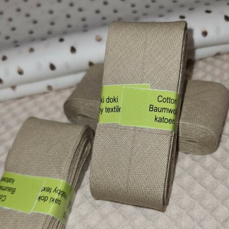 naturtal wafel, gouden druppels poplin met taupe biasband @kickenstoffen