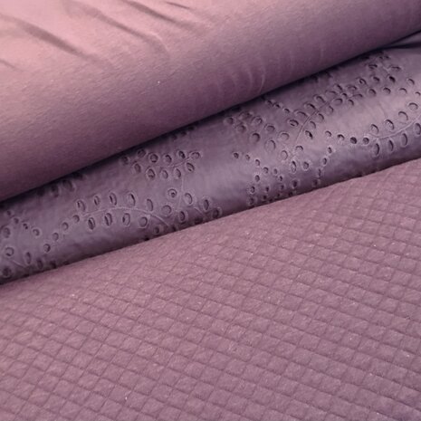mauve french terry met gevoerde tricot en broderie paisley bloemen gaatjes @kickenstoffen