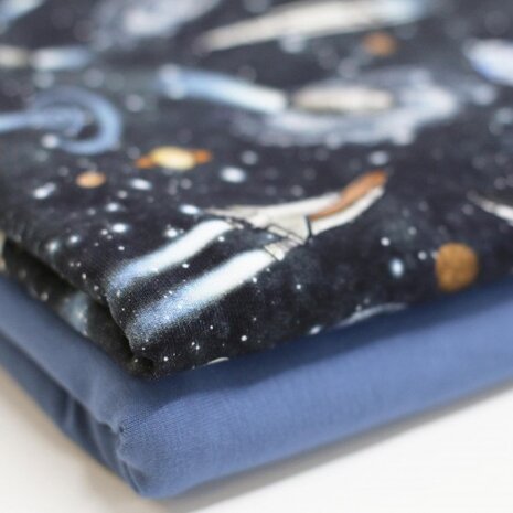 biologische french terry blauw met Space digitale sweatstof KicKenStoffen