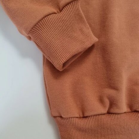 boordstof en french terry biologisch cognac sweater gemaakt door made for nora
