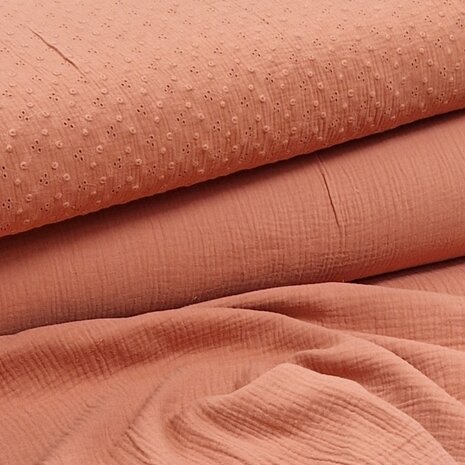terracotta (licht) broderie met gaatjes hydrofiel en uni hydrofiel @kickenstoffen