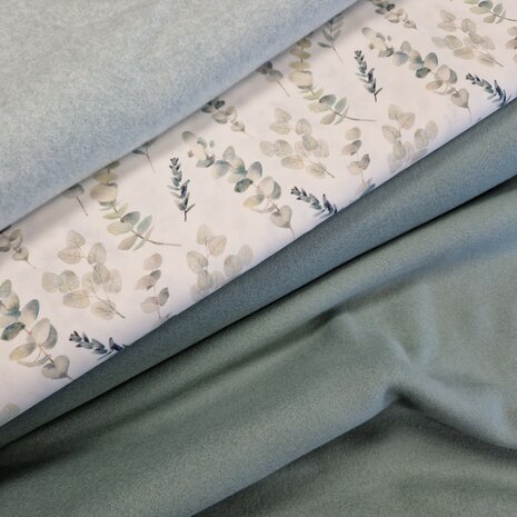 biologisch katoenen fleece vintage groen en saffier met eucalyptus takjes stof @kickenstoffen