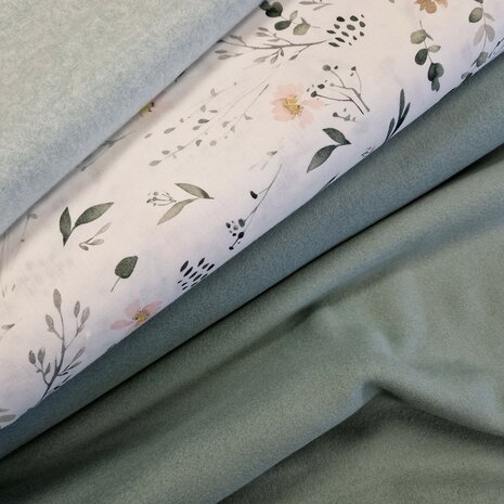 biologisch katoenen fleece vintage groen en saffier met eucalyptus takjes bloemen stof @kickenstoffen