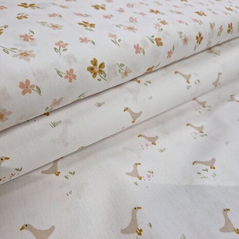 poplin katoen met bloemen en ganzen (little goose)  @kickenstoffen