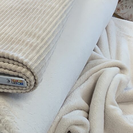 natural-kiezel wellness fleece en beige kiezel brede ribfluweel @kickenstoffen