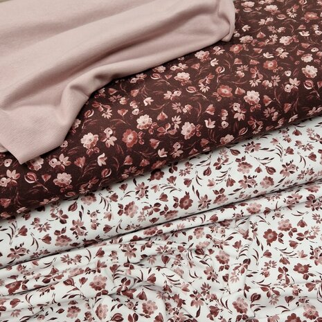 digitale bloemenbed mauve en violet met oud roze licht boordstof @kickenstoffen