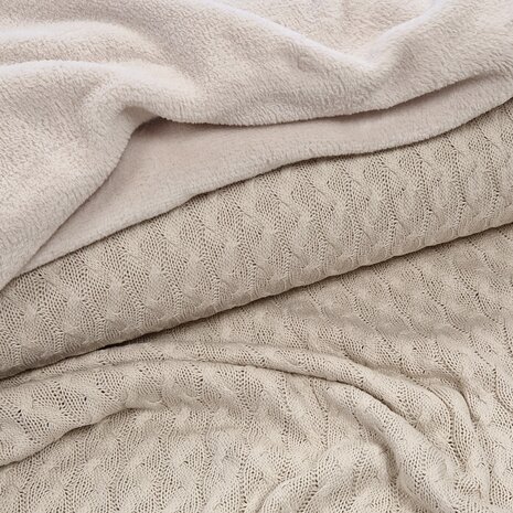 beige kabel gebreide stof met wellness fleece kiezel-natural @kickenstoffen