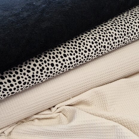 cheetah dots katoenen velvet met zwarte bamboe katoen fleece met wafel natural BEEBS @kickenstoffen