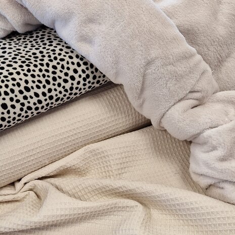 cheetah dots katoenen velvet met wafel natural en wellness fleece natural-kiezel BEEBS @kickenstoffen