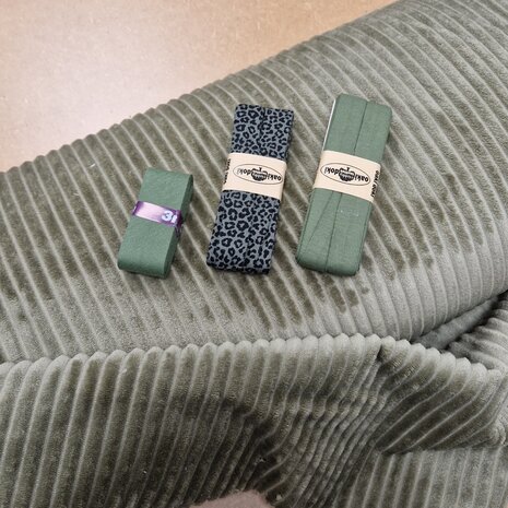 minky strepen fleece olijf met pantertje army tricot bias - olijf tricot biasband - mos groen katoen biasband van KicKenStoffen