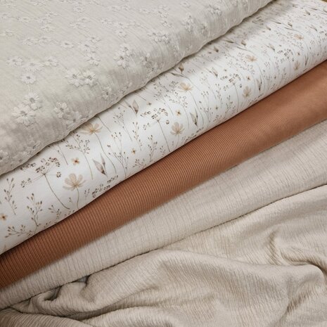 bloem broderie hydrofiel en stretch hydrofiel Natural met perzik ribtricot soft en natuurbloemen tricot @kickenstoffen