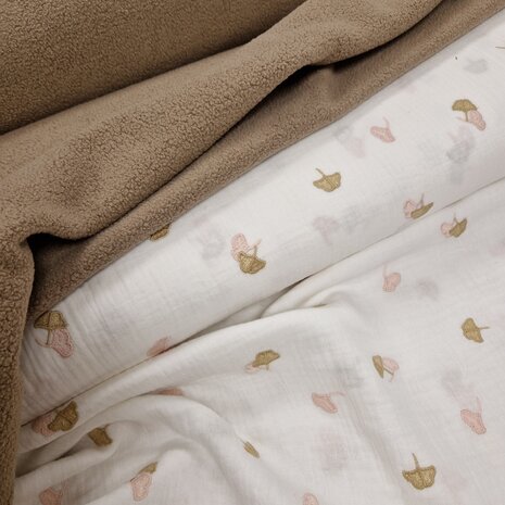 broderie hydrofiel ginkgo blaadjes roze en beige met taupe katoenen fleece @kickenstoffen