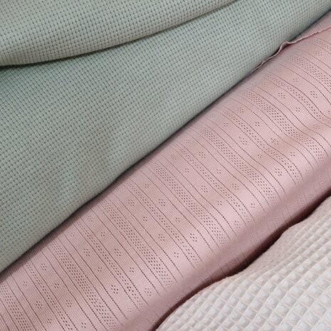 katoenen wafel tricot dusty groen naast nude roze pointelle streepjes tricot BEEBSstofjes