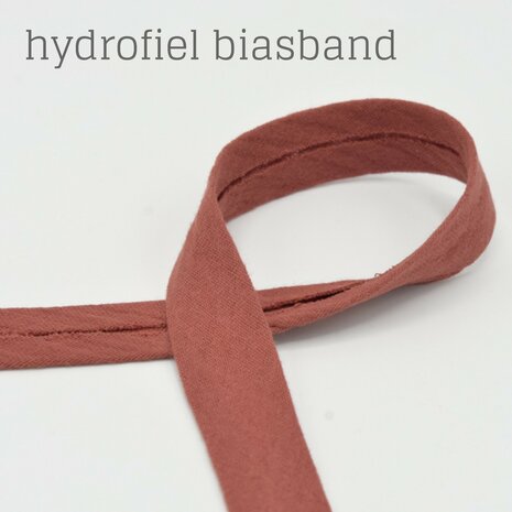 roze-terracotta biasband gemaakt van hydrofiel Qjutie kids @kickenstoffen