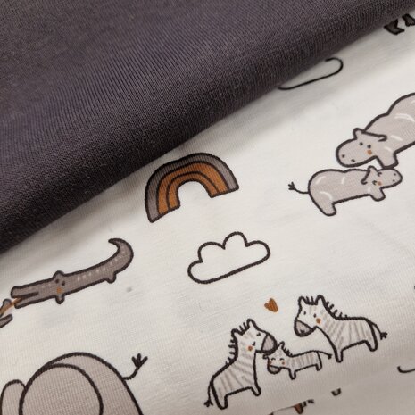 getekende zoo dieren tricot Qjutie met donkergrijs boordstof @kickenstoffen