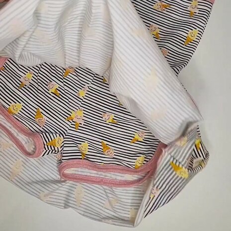 ijsjes tricot jurkje met een twist gemaakt door mbym.sewing stoffen van kickenstoffen