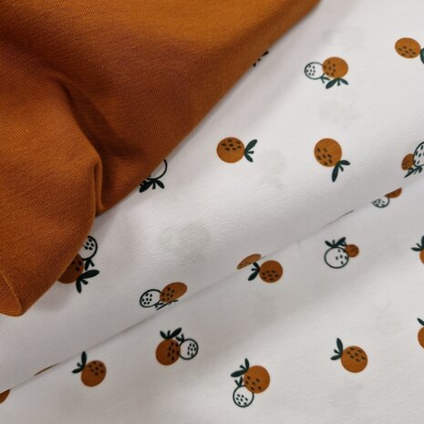 Poppy wit caramel mandarijnen biologische tricot met cognac boordstof van KicKenStoffen