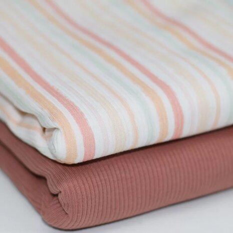 pastel lengte strepen babyrib tricot soft en uni roze-terracotta BEEBSstofjes van KicKenStoffen