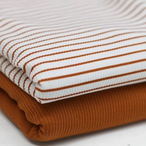 BEEBS streepjes babyrib tricot SOFT cognac met uni cognac van KicKenStoffen