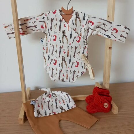 BEEBS geeedschap tricot baby setje gemaakt door klant