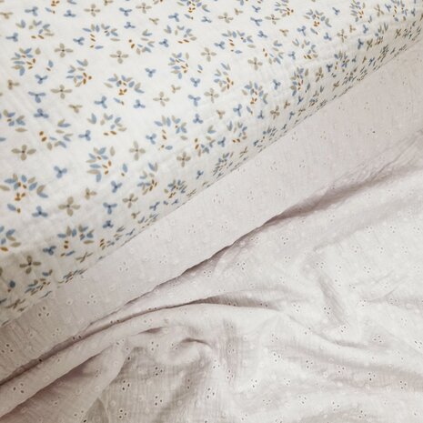 broderie hydrofiel bloem gaatjes wit met blauwe bloemetjes hydrofiel BEEBSstofjes