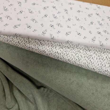 dusty groen badstoftricot met  eucalyptus en spetterstreepjes poplin katoen  van KicKenStoffen