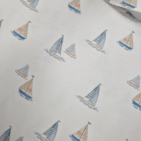 zeilbootjes wit beige blauw biologische tricot Poppy fabrics van KicKenStoffen