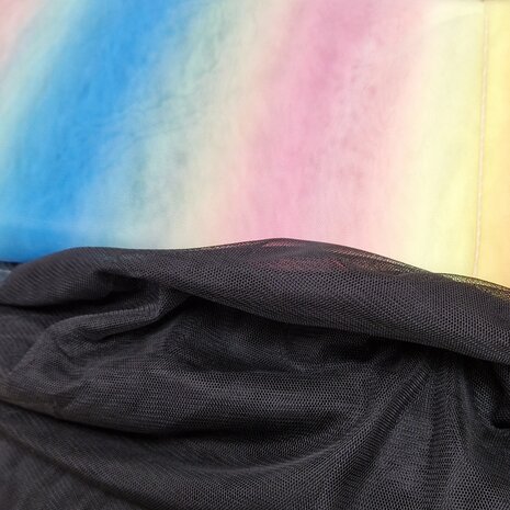 regenboog soft tule van KicKenStoffen met zwarte tule