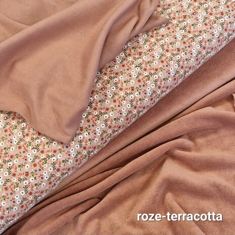 BEEBS kleine bloemen tricot met roze-terracotta badstof tricot en boordstof van KicKenStoffen