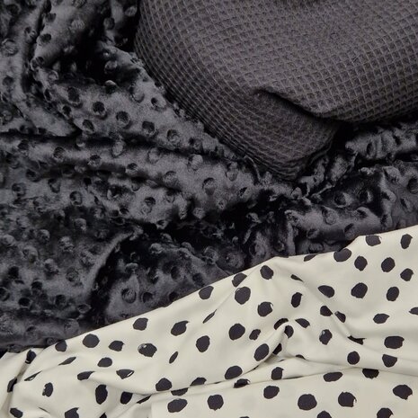 minky en wafel zwart met painted dots tricot van KicKenStoffen