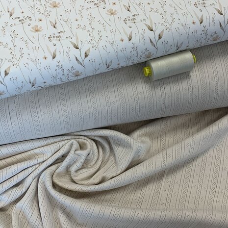BEEBSnatuurbloem met pointelle streepjes natural en natural garen gutermann van KicKenStoffen
