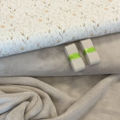 BEEBSnatuurbloem met bamboe katoen fleece beige en kiezel katoen biasband van KicKenStoffen