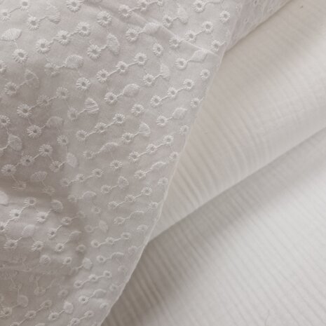 BEEBS broderie gaatjes en rondjes art. BU503095-1 met 3laags hydrofiel off white van KicKenStoffen