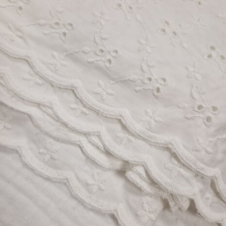 BEEBS broderie bloem gaatjes art. 101035 met 3laags hydrofiel off white van KicKenStoffen