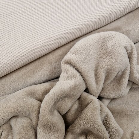 BEEBS wafeltricot kiezel met taupe wellness fleece van KicKenStoffen