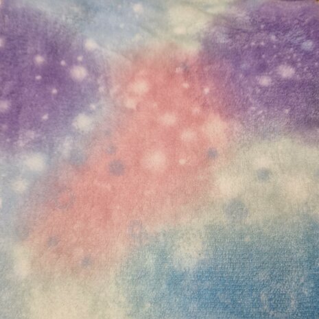 BEEBS galaxy batik print en kleuren fleece KicKenStoffen