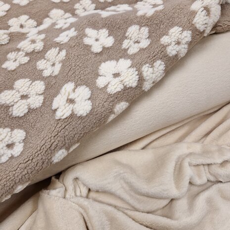 bloemen teddy beige met wellness teddy fleece natural van KicKenStoffen