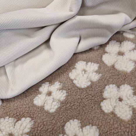 teddy daisy flower met boorstof rib natural-kiezel van KicKenStoffen