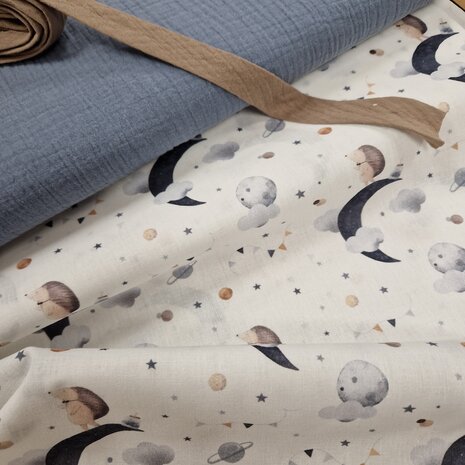 BEEBS egel maan katoen met hydrofiel jeans licht blauw en taupe hydrofiele biasband van KicKenStoffen