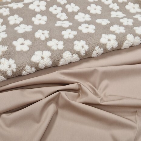 daisy flower teddy beige met beige taupe poplin katoen 1170517 van KicKenStoffen