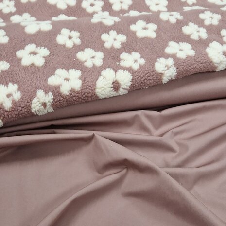 daisy flower teddy pink met oud mauve poplin katoen 1170512 van KicKenStoffen