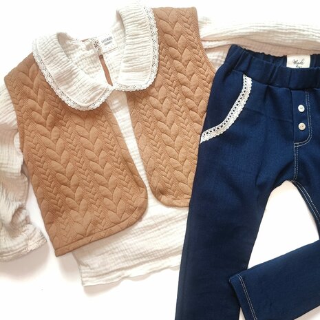 mix and match set wardrobe capsule - borderie natural - kloskant natural - kabel tricot camel - knitted jeans van kickenstoffen