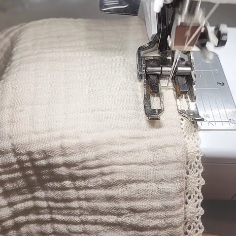 broderie natural met kloskantje - naaimachine naald van KicKenStoffen