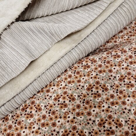 BEEBS Bloemrijk poplin katoen met rib teddy kiezel van KicKenStoffen